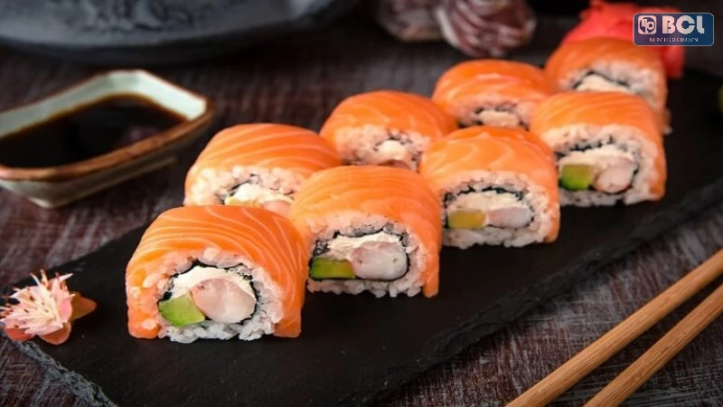 Món ngon với cá hồi - sushi cá hồi